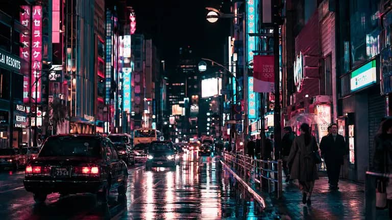 霓虹灯下的东京夜街